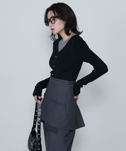 le ELMi(ルエルミ)の「Wave button v-neck ribbed knit cardigan / ウェーブボタンVネックリブニットカーディガン(カーディガン/ボレロ・レディース・ブラック/ブラウン/チャコールグレー・FREE)」の6枚目の写真