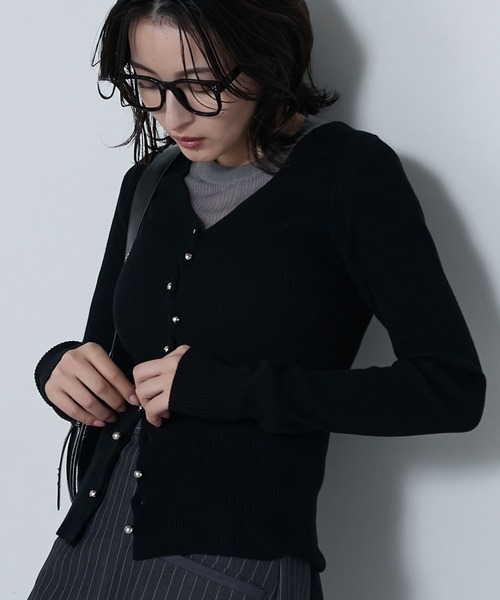 le ELMi(ルエルミ)の「Wave button v-neck ribbed knit cardigan / ウェーブボタンVネックリブニットカーディガン(カーディガン/ボレロ・レディース・ブラック/ブラウン/チャコールグレー・FREE)」の14枚目の写真