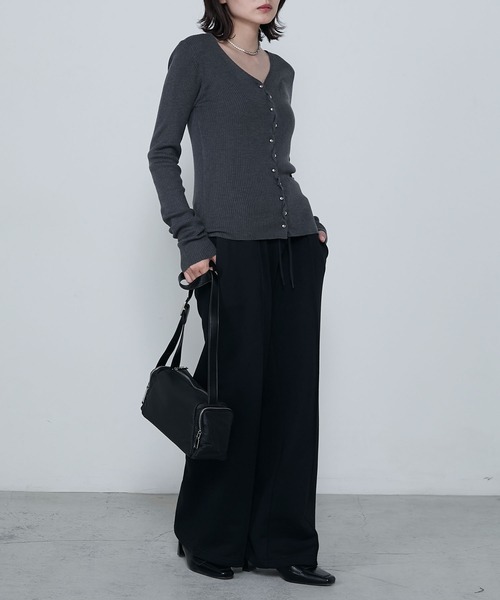 le ELMi(ルエルミ)の「Wave button v-neck ribbed knit cardigan / ウェーブボタンVネックリブニットカーディガン(カーディガン/ボレロ・レディース・ブラック/ブラウン/チャコールグレー・FREE)」の17枚目の写真