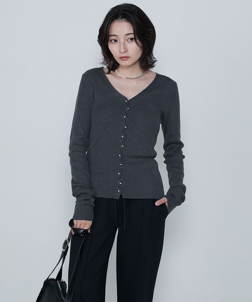 le ELMi（ルエルミ）の「Wave button v-neck ribbed knit cardigan