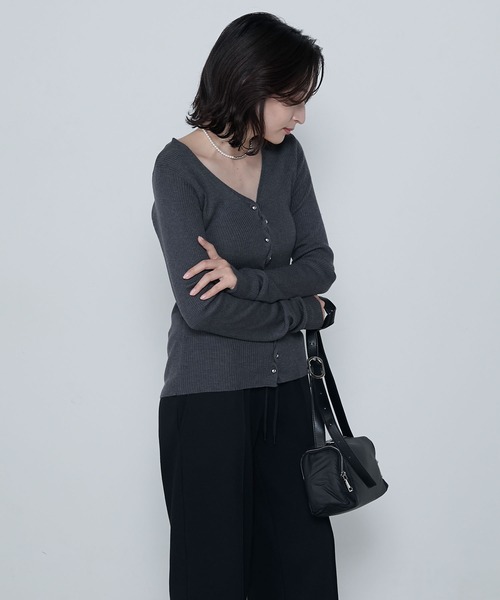 le ELMi(ルエルミ)の「Wave button v-neck ribbed knit cardigan / ウェーブボタンVネックリブニットカーディガン(カーディガン/ボレロ・レディース・ブラック/ブラウン/チャコールグレー・FREE)」の19枚目の写真