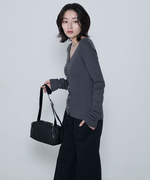 le ELMi(ルエルミ)の「Wave button v-neck ribbed knit cardigan / ウェーブボタンVネックリブニットカーディガン(カーディガン/ボレロ・レディース・ブラック/ブラウン/チャコールグレー・FREE)」の20枚目の写真