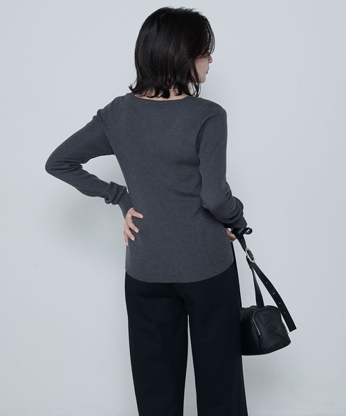 le ELMi(ルエルミ)の「Wave button v-neck ribbed knit cardigan / ウェーブボタンVネックリブニットカーディガン(カーディガン/ボレロ・レディース・ブラック/ブラウン/チャコールグレー・FREE)」の21枚目の写真