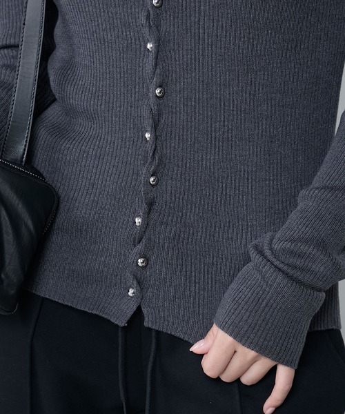 le ELMi（ルエルミ）の「Wave button v-neck ribbed knit cardigan
