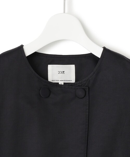 23区 L(ニジュウサンクオオキイサイズ)の「【VERYコラボ/撥水加工】グロッシーツイル アウター(ノーカラーコート・レディース・ブラック系/ベージュ系・44/46)」の11枚目の写真