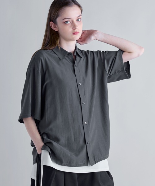 SOCCE(ソーシー)の「ルーズシルエットシルクライクドレープハーフスリーブシャツ(シャツ/ブラウス・メンズ・ブルー/ブラウン/チャコール・S/M/L/XL)」の4枚目の写真