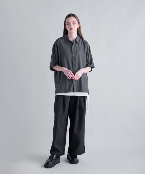 SOCCE(ソーシー)の「ルーズシルエットシルクライクドレープハーフスリーブシャツ(シャツ/ブラウス・メンズ・ブルー/ブラウン/チャコール・S/M/L/XL)」の11枚目の写真