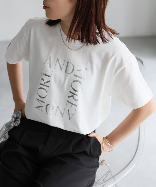 Riberry(リベリー)の「スクエアロゴプリント半袖Tシャツ(Tシャツ/カットソー・レディース・ブラック×ホワイト/ホワイト×ブラック/ホワイト×シルバー/グレー系・FREE)」の1枚目の写真