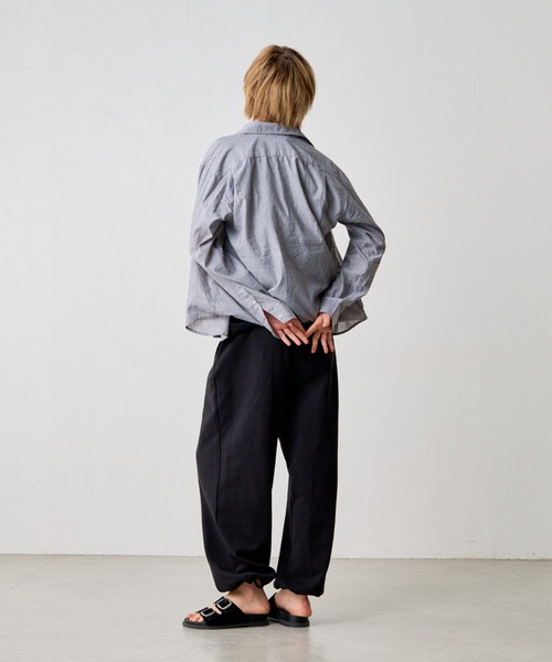 COLONY 2139（コロニートゥーワンスリーナイン）の「先染めシャンブレーレギュラーカラーシャツ（シャツ/ブラウス・メンズ・サックスブルー/ネイビー/グレー・SMALL/LARGE/MEDIUM）」の8枚目の写真