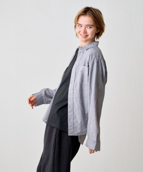 COLONY 2139（コロニートゥーワンスリーナイン）の「先染めシャンブレーレギュラーカラーシャツ（シャツ/ブラウス・メンズ・サックスブルー/ネイビー/グレー・SMALL/LARGE/MEDIUM）」の4枚目の写真