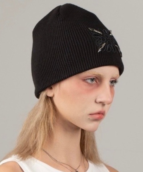 E RIN AI E(オリンアイ)の「韓国ブランド E RIN AI E オリンアイ CUPID ニット帽 ニットキャップ ビーニー ロゴニット帽 ロゴビーニー メタルロゴビーニー 刺しゅうロゴビーニー 深め 帽子 韓国ファッション 韓国ストリート ストリートファッション(ニットキャップ/ビーニー・メンズ・ブラック・ONE SIZE)」の4枚目の写真