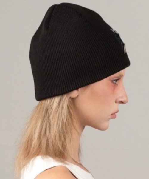 E RIN AI E(オリンアイ)の「韓国ブランド E RIN AI E オリンアイ CUPID ニット帽 ニットキャップ ビーニー ロゴニット帽 ロゴビーニー メタルロゴビーニー 刺しゅうロゴビーニー 深め 帽子 韓国ファッション 韓国ストリート ストリートファッション(ニットキャップ/ビーニー・メンズ・ブラック・ONE SIZE)」の5枚目の写真