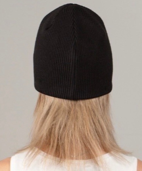 E RIN AI E(オリンアイ)の「韓国ブランド E RIN AI E オリンアイ CUPID ニット帽 ニットキャップ ビーニー ロゴニット帽 ロゴビーニー メタルロゴビーニー 刺しゅうロゴビーニー 深め 帽子 韓国ファッション 韓国ストリート ストリートファッション(ニットキャップ/ビーニー・メンズ・ブラック・ONE SIZE)」の6枚目の写真