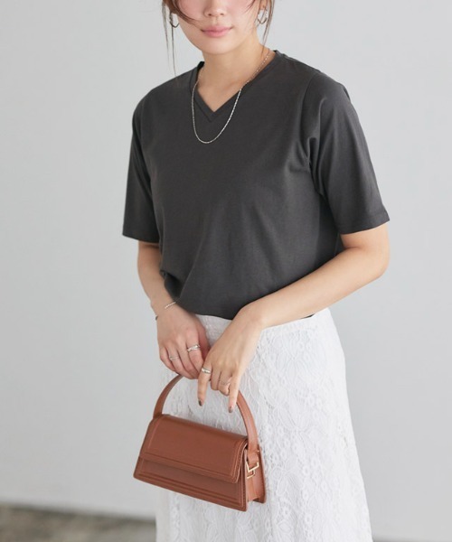 Pierrot(ピエロ)の「【骨格ストレートさんにオススメ】Vネック/五分袖ベーシックTシャツ(Tシャツ/カットソー・レディース・チャコール/オフホワイト/ブルー/ブラック・S/M/L)」の3枚目の写真