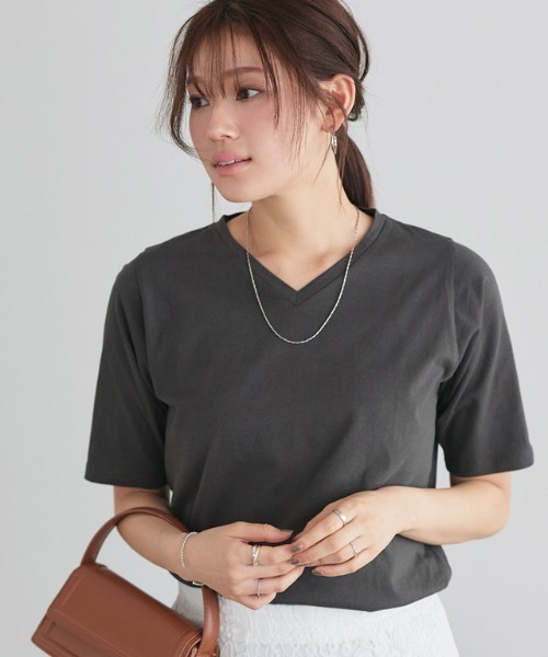Pierrot(ピエロ)の「【骨格ストレートさんにオススメ】Vネック/五分袖ベーシックTシャツ(Tシャツ/カットソー・レディース・チャコール/オフホワイト/ブルー/ブラック・S/M/L)」の11枚目の写真