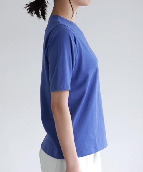 Pierrot(ピエロ)の「【骨格ストレートさんにオススメ】Vネック/五分袖ベーシックTシャツ(Tシャツ/カットソー・レディース・チャコール/オフホワイト/ブルー/ブラック・S/M/L)」の18枚目の写真