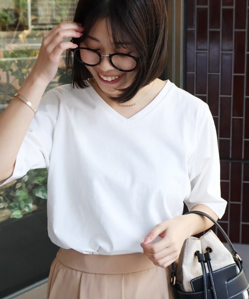 Pierrot(ピエロ)の「【骨格ストレートさんにオススメ】Vネック/五分袖ベーシックTシャツ(Tシャツ/カットソー・レディース・チャコール/オフホワイト/ブルー/ブラック・S/M/L)」の22枚目の写真