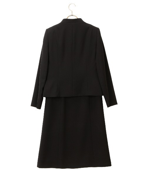 AOYAMA（アオヤマ）の「【ブラックフォーマルアンサンブル】スッキリとしたラインが美しいノーカラージャケット&ツーピース風ワンピースアンサンブル〈大きいサイズあり〉｜喪服・礼服・冠婚葬祭・オケージョン｜（スーツセット・レディース・ブラック・7号/9号/11号/13号/15号）」の7枚目の写真