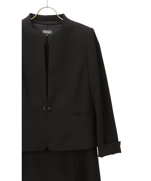 AOYAMA（アオヤマ）の「【ブラックフォーマルアンサンブル】スッキリとしたラインが美しいノーカラージャケット&ツーピース風ワンピースアンサンブル〈大きいサイズあり〉｜喪服・礼服・冠婚葬祭・オケージョン｜（スーツセット・レディース・ブラック・7号/9号/11号/13号/15号）」の8枚目の写真