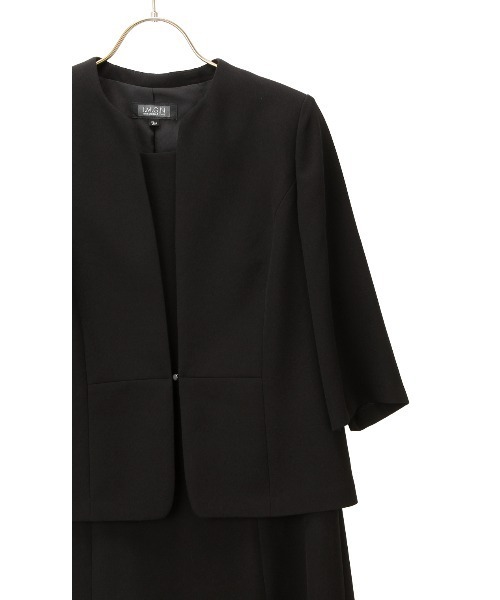 AOYAMA（アオヤマ）の「【ブラックフォーマルアンサンブル】スッキリとしたラインが美しいノーカラージャケット&ツーピース風ワンピースアンサンブル〈大きいサイズあり〉｜喪服・礼服・冠婚葬祭・オケージョン｜（スーツセット・レディース・ブラック・7号/9号/11号/13号/15号）」の3枚目の写真