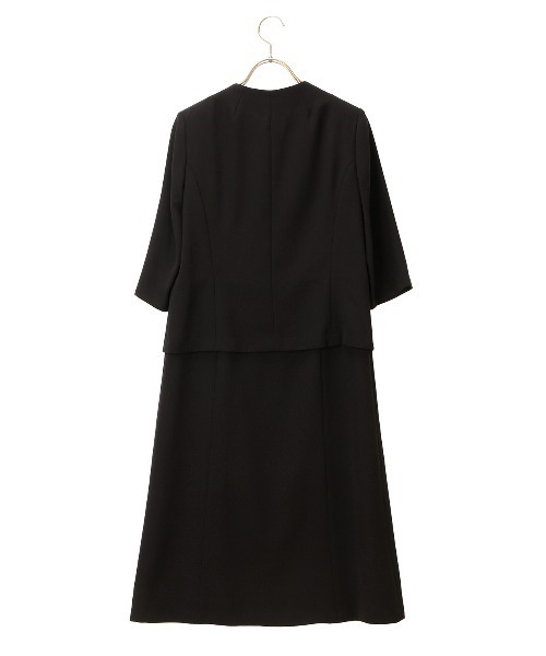 AOYAMA（アオヤマ）の「【ブラックフォーマルアンサンブル】スッキリとしたラインが美しいノーカラージャケット&ツーピース風ワンピースアンサンブル〈大きいサイズあり〉｜喪服・礼服・冠婚葬祭・オケージョン｜（スーツセット・レディース・ブラック・7号/9号/11号/13号/15号）」の2枚目の写真