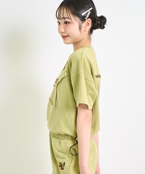 ANAP GｉRL（アナップガール）の「ダメージ加工 星ワッペン クロップド トップス（Tシャツ/カットソー・キッズ・カーキ/ブラック/ライトグレー・XS/S/M）」の8枚目の写真