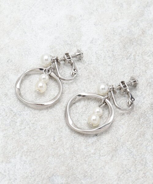 OPAQUE.CLIP(オペークドットクリップ)の「フェイクパール×リングメタル イヤリング(イヤリング・レディース・シルバー/ゴールド・00)」の1枚目の写真