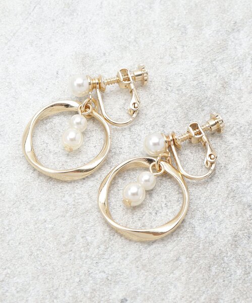 OPAQUE.CLIP(オペークドットクリップ)の「フェイクパール×リングメタル イヤリング(イヤリング・レディース・シルバー/ゴールド・00)」の3枚目の写真
