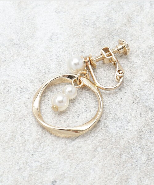 OPAQUE.CLIP(オペークドットクリップ)の「フェイクパール×リングメタル イヤリング(イヤリング・レディース・シルバー/ゴールド・00)」の4枚目の写真