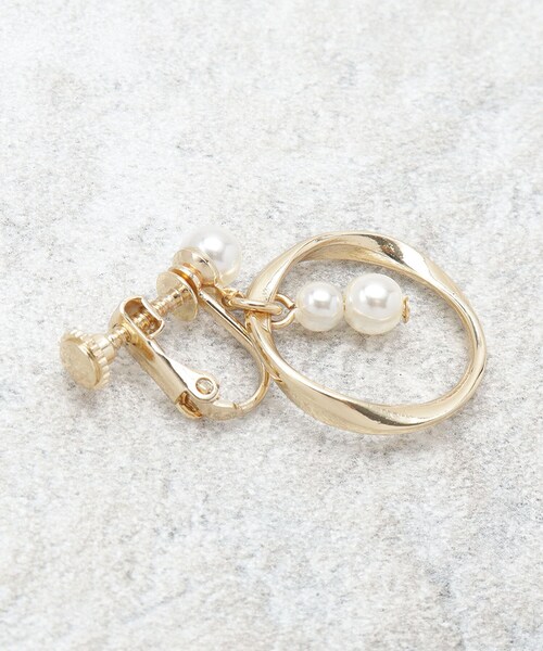 OPAQUE.CLIP(オペークドットクリップ)の「フェイクパール×リングメタル イヤリング(イヤリング・レディース・シルバー/ゴールド・00)」の5枚目の写真