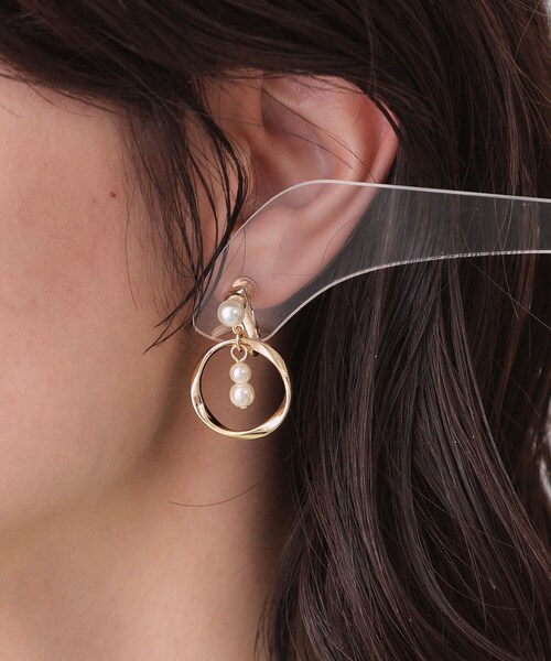 OPAQUE.CLIP(オペークドットクリップ)の「フェイクパール×リングメタル イヤリング(イヤリング・レディース・シルバー/ゴールド・00)」の6枚目の写真