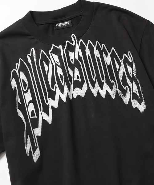 PLEASURES 関税込 フェイス Tシャツ セール】PLEASURES/プレジャーズ OLD E LOGO T-SHIRT フロント