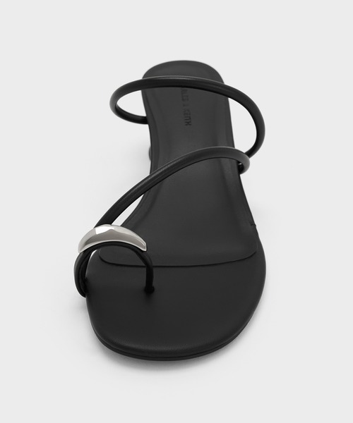 CHARLES & KEITH(チャールズ & キース)の「Raina レイナ メタリックアクセント ストラッピートゥリングヒールサンダル(サンダル・レディース・オフホワイト/ブラック/その他3/グレイッシュベージュ・22.5cm/23cm/23.5cm/24.5cm/25cm/25.5cm/26.5cm/22cm)」の6枚目の写真