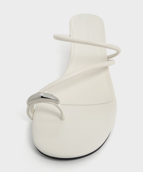 CHARLES & KEITH(チャールズ & キース)の「Raina レイナ メタリックアクセント ストラッピートゥリングヒールサンダル(サンダル・レディース・オフホワイト/ブラック/その他3/グレイッシュベージュ・22.5cm/23cm/23.5cm/24.5cm/25cm/25.5cm/26.5cm/22cm)」の10枚目の写真
