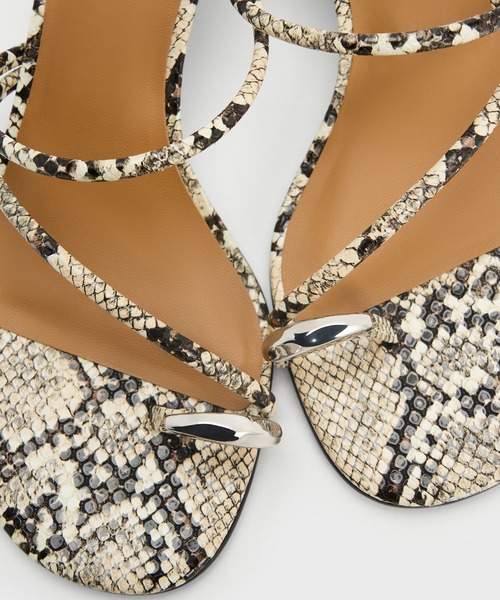 CHARLES & KEITH(チャールズ & キース)の「Raina レイナ メタリックアクセント ストラッピートゥリングヒールサンダル(サンダル・レディース・オフホワイト/ブラック/その他3/グレイッシュベージュ・22.5cm/23cm/23.5cm/24.5cm/25cm/25.5cm/26.5cm/22cm)」の19枚目の写真