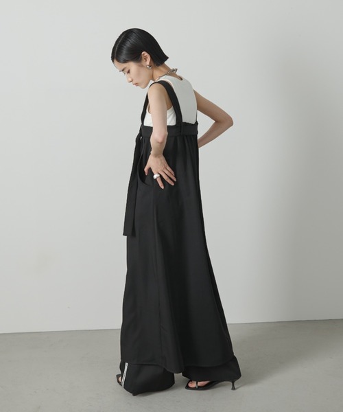 AIC.（エーアイシー）の「ベルトデザインロングジャンスカ（ジャンパースカート・レディース・ブラック/グレイッシュベージュ・FREE）」の11枚目の写真