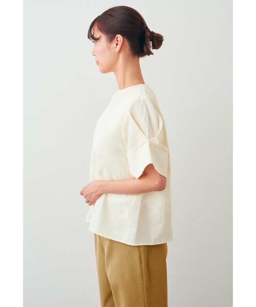 IEDIT（イディット）の「ＩＥＤＩＴ　フラワー柄が華やか　コットンジャカード素材のふんわり袖Ｔブラウス（シャツ/ブラウス・レディース・オフホワイト/ピンク・3L/LL/L/M/4L/S）」の5枚目の写真