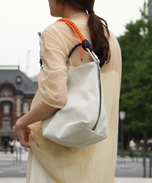 Scrap Book（スクラップブック）の「【atneK by Scrap Book】ニットバケツショルダーバッグ（ショルダーバッグ・レディース・ブラック/ホワイト・FREE）」の2枚目の写真