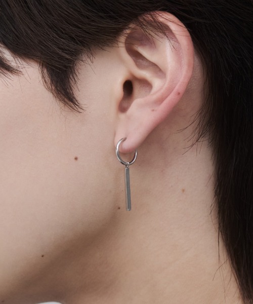 WYZ surgical stainless(ダブリューワイジィーサージカルステンレス)の「【 金属アレルギー対応 】バーモチーフ フープイヤリング サージカルステンレス(両耳用)(イヤリング・メンズ・シルバー・FREE)」の1枚目の写真