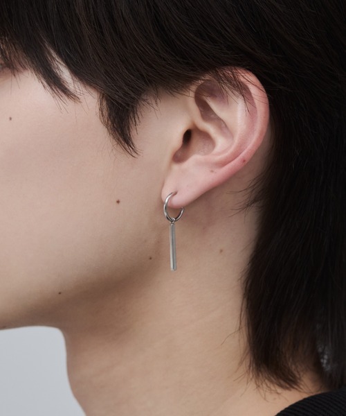 WYZ surgical stainless(ダブリューワイジィーサージカルステンレス)の「【 金属アレルギー対応 】バーモチーフ フープイヤリング サージカルステンレス(両耳用)(イヤリング・メンズ・シルバー・FREE)」の3枚目の写真