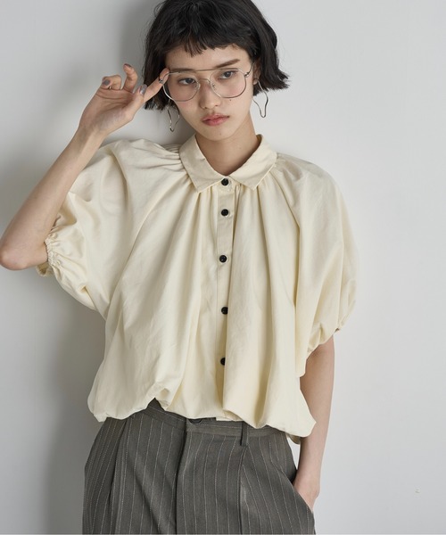 THE YOn（ザヨン）の「バルーンヘムドルマンスリーブクロップドシャツ