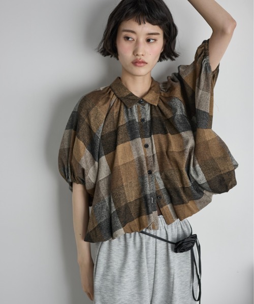 THE YOn(ザヨン)の「バルーンヘムドルマンスリーブクロップドシャツ(シャツ/ブラウス・レディース・ブラック/アイボリー/チェック・FREE)」の6枚目の写真