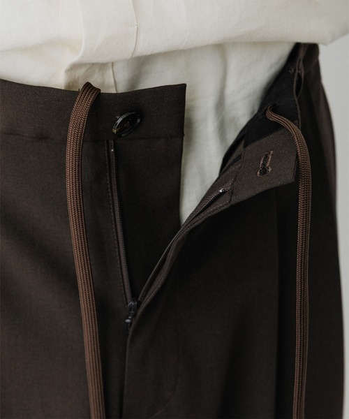 ADAM ET ROPE'（アダムエロペ）の「ワイドテーパード ルームスラックス / セットアップ対応（スラックス・メンズ・ブラック/ダークブラウン/ブラウン系その他3・L/M/S）」の16枚目の写真