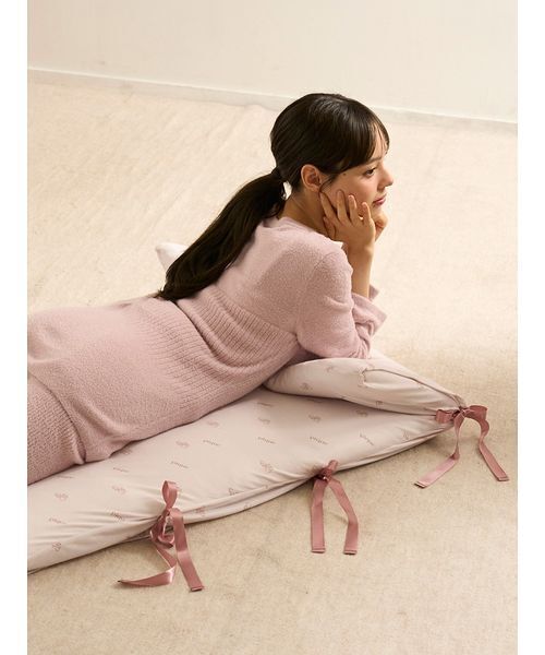 gelato pique Sleep（ジェラートピケスリープ）の「【ONLINE限定】【Sleep】モノグラム柄 ごろ寝クッション（クッション/クッションカバー・レディース・ピンク/アイボリー・F）」の8枚目の写真