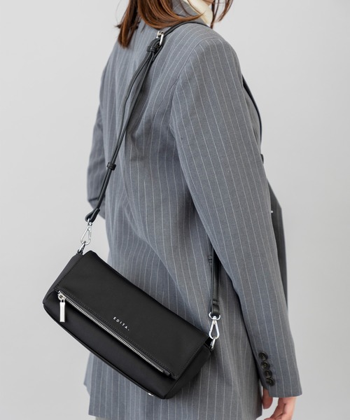 EDITA.（エディータ）の「Triangle flap pocket bag 2WAY / ペットボトル収納可（ショルダーバッグ・レディース・ブラック/クリーム・FREE）」の2枚目の写真