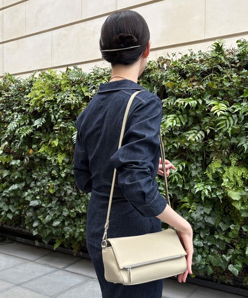 EDITA.（エディータ）の「Triangle flap pocket bag 2WAY / ペットボトル収納可（ショルダーバッグ・レディース・ブラック/クリーム・FREE）」の6枚目の写真