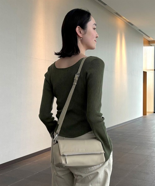 EDITA.（エディータ）の「Triangle flap pocket bag 2WAY / ペットボトル収納可（ショルダーバッグ・レディース・ブラック/クリーム・FREE）」の7枚目の写真