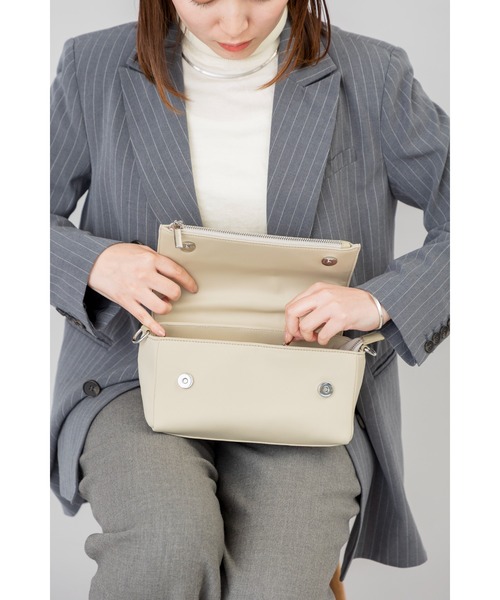 EDITA.（エディータ）の「Triangle flap pocket bag 2WAY / ペットボトル収納可（ショルダーバッグ・レディース・ブラック/クリーム・FREE）」の8枚目の写真