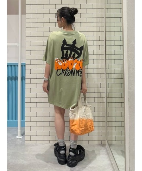 RODEO CROWNS WIDE BOWL(ロデオクラウンズワイドボウル)の「ストリートFace Logo Tワンピース(ワンピース・レディース・ライトカーキ/オフホワイト/ブラック/ライトブルー・FREE)」の4枚目の写真