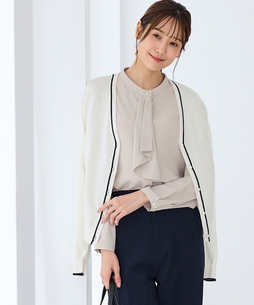 Honeys（ハニーズ）の「ボウタイブラウス（シャツ/ブラウス・レディース・ブラウン/ホワイト/ボルドー/グレイッシュブルー/ブラック系その他/グレイッシュベージュ・3L/L/LL/M/S）」の2枚目の写真